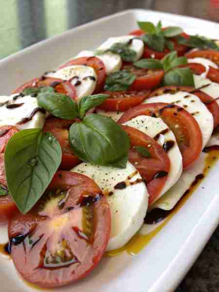 Caprese Salad 🇮🇹🍅🧀🌿 Ingredients: 🍅 Ripe tomatoes (sliced) 🧀 Fresh mozzarella (sliced) 🌿 Fresh...
