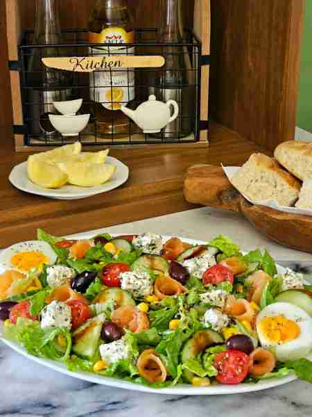 SMOKED SALMON SALAD ✨️🥗 This quick and easy Smoked Salmon Salad comes together in 30 minutes. It's...