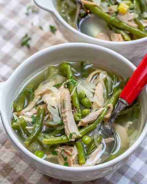 Cabbage Detox Chicken Soup to Reduce Bloat and Shed Water Weight 🥣 No, I’m not suggesting that you...