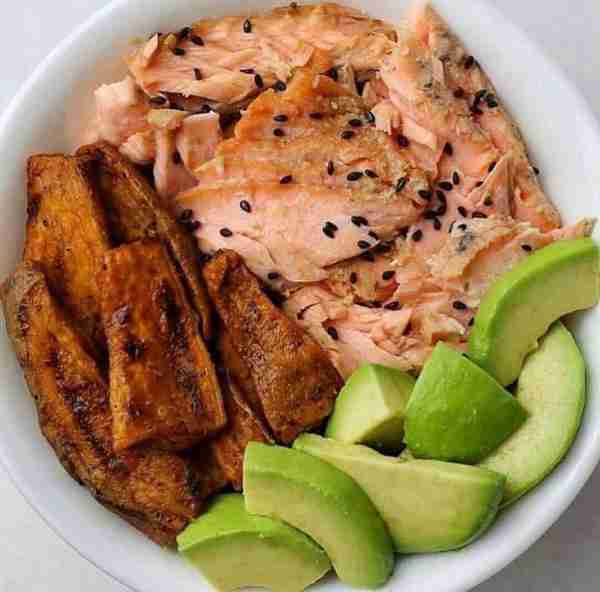 Salmon, Avocado & Fried Plantain Bowl Ingredients: 1 salmon fillet, cooked and flaked 1 ripe plantai...