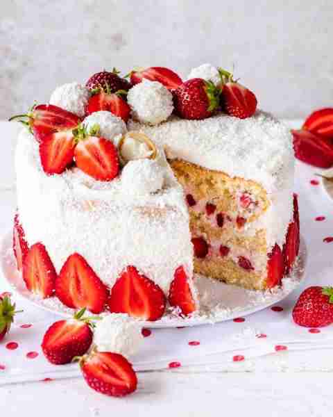 Strawberry Raffaello cake! 🍓🥥 INGREDIENTS For the biscuit 4 eggs (gr. M) 100 g of sugar 1 pinch of...