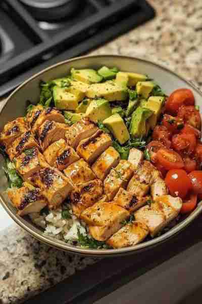 Grilled Chicken Tenderloin and Avocado Garden Salad 🍗🥑🥗 A light, protein-packed salad with tender...