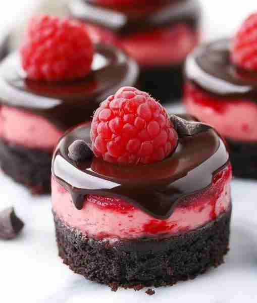 Dark Chocolate Raspberry Mini Cheesecake Ingredients: For the crust: - 1 ½ cups chocolate cookie cru...