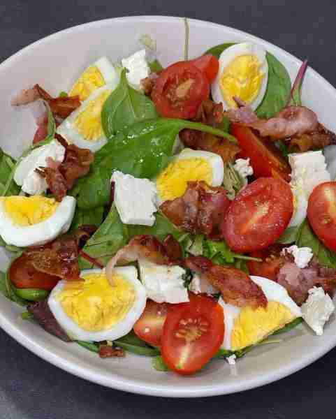 Classic Spinach Salad with Bacon, Eggs, and Feta: A Wholesome and Flavorful Bowl Recipe in First Coʍ...