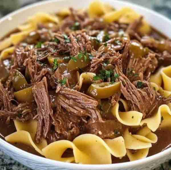 Mississippi Pot Roast Noodles 🥩🍜 Ingredients: 2 lbs chuck roast 1 packet ranch seasoning 1 packet...