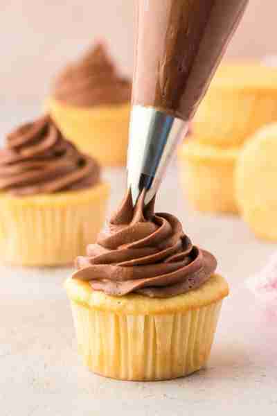🍫🍰 Whip up this Chocolate Cream Cheese Buttercream Frosting in just 10 minutes for the perfect top...