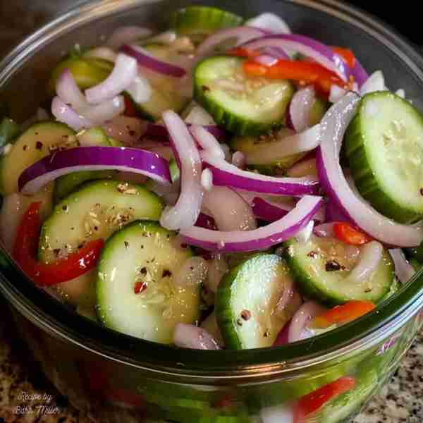 This is an easy to make salad and can stay in your fridge up to 2 months.🥒🫑🧅 4 thinly sliced cucu...