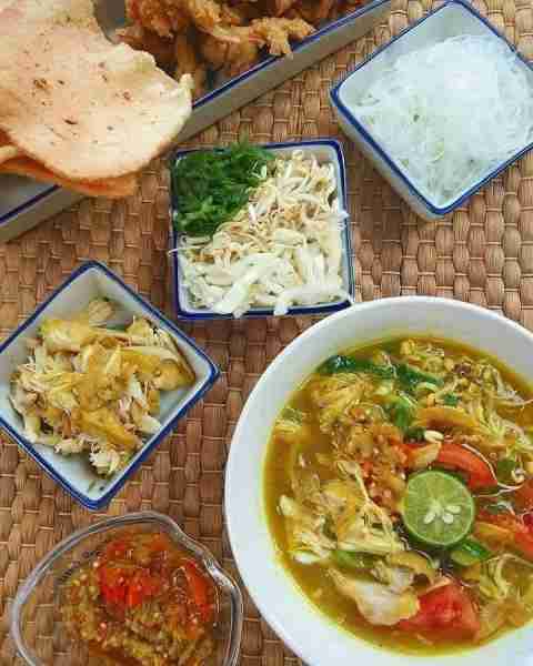 RESEP Soto Lamongan⁣ by @sarah_ari_nugroho ⁣ .⁣ Bahan :⁣ 1/2 ekor ayam kampung,cuci bersih.⁣ 5 lbr d...