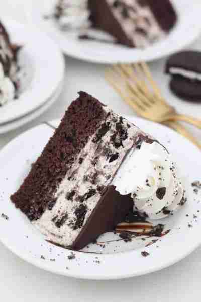 This Oreo Ice Cream Cake is the ultimate birthday treat! 🎂🍦 Layers of fudgy chocolate cake and cre...