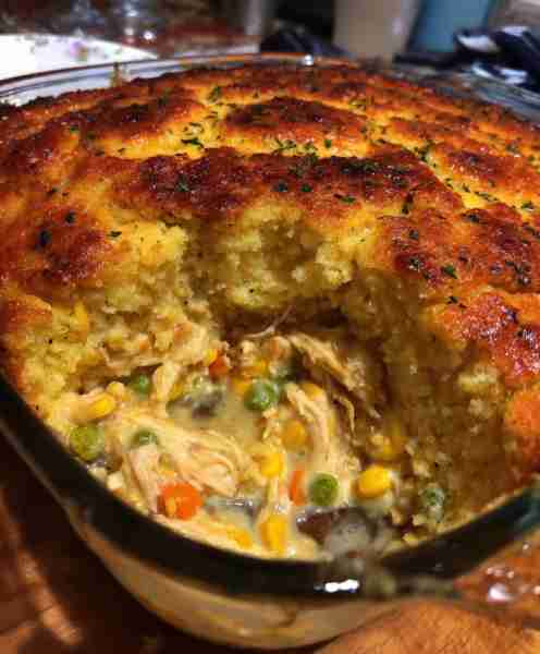 Buttermilk Chicken Cornbread Casserole 📋 Ingredients (Serves 6–8) For the creamy chicken base: 2 cu...
