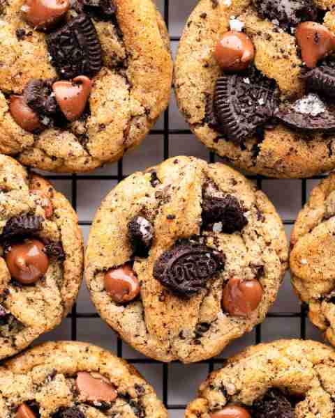 𝐎𝐑𝐄𝐎 𝐂𝐇𝐎𝐂𝐎𝐋𝐀𝐓𝐄 𝐂𝐇𝐈𝐏 𝐂𝐎𝐎𝐊𝐈𝐄𝐒 are loaded with melty chocolate chips and big chunks of crushed and chop...
