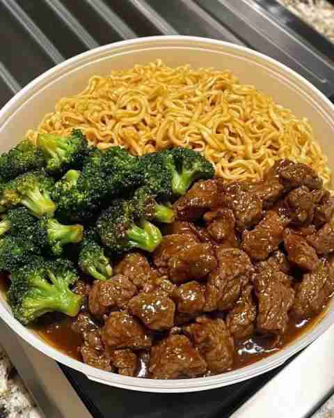 Beef and Broccoli Lo Mein 🍜 Ingredients: 8 oz lo mein noodles 1 lb beef (flank steak or sirloin), t...