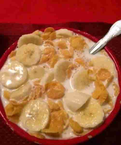 ANYONE GROW UP EATING CORN FLAKES WITH BANANAS🍌🍌🍌🍌🍌🍌🤤🤤? 📌Ingredients : ° 2 c wheat flour °...