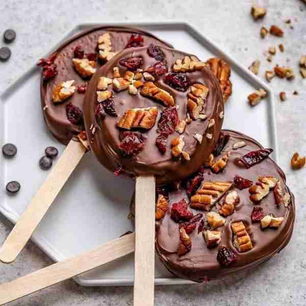 Make a treat for Mothers' Day - these Chocolate Apple Slice Pops recipe is both #CleanEating and mom...