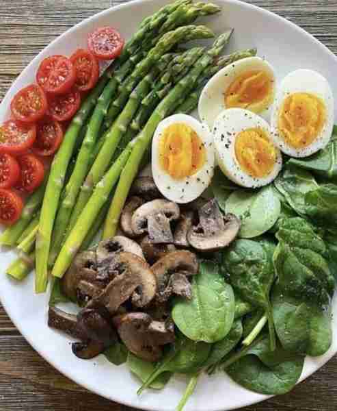 Veggie & Egg Power Plate 🍳🥦🍄🍅🥬 Ingredients 🥚 Boiled eggs (halved) 🥦 Steamed asparagus 🍅 Cher...