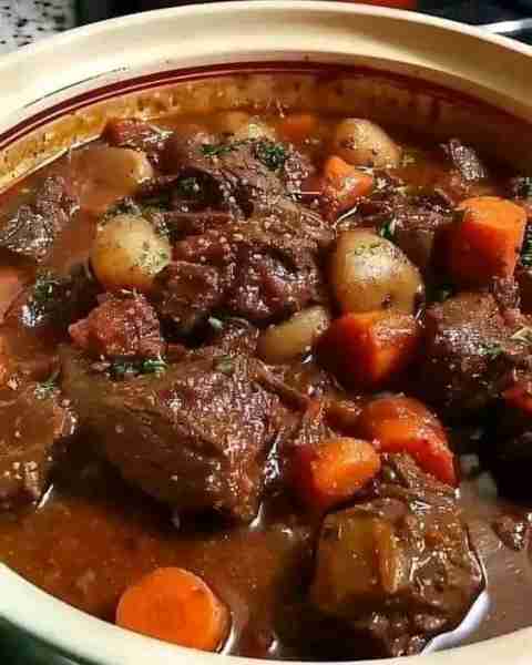 𝐖𝐎𝐔𝐋𝐃 𝐀𝐍𝐘𝐎𝐍𝐄 𝐇𝐄𝐑𝐄 𝐀𝐂𝐓𝐔𝐀𝐋𝐋𝐘 𝐄𝐀𝐓 𝐁𝐄𝐄𝐅 𝐒𝐓𝐄𝐖 Best Ever Beef Stew 😋🤤 Ingredients: 2 pounds beef stew me...