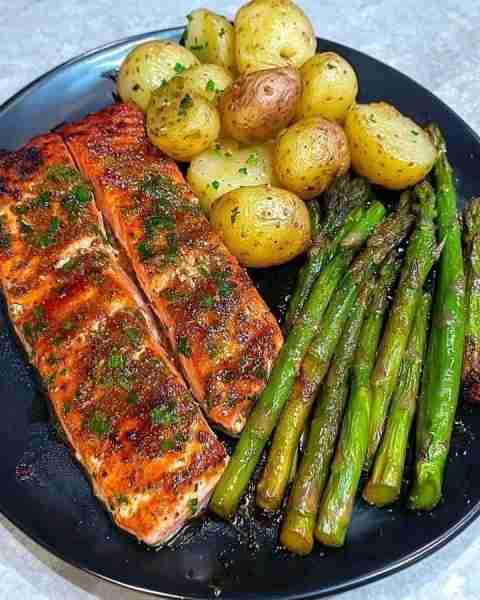 Garlic Herb Salmon with Asparagus and Potatoes 🐟🥔🌱 Ingredients: For the salmon: - 2 salmon fil...