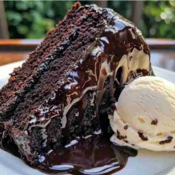 🍫 Triple Chocolate Cake with Hot Fudge Sauce 🍨 Super moist layers, fudgy filling, and glossy ganac...