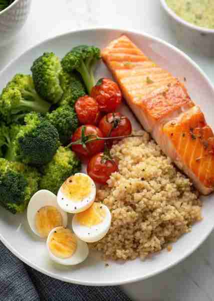 Healthy Salmon Plate Recipe 🐟🥦🍅🥚🍽️ Ingredients: 1 salmon fillet 🐟 1/2 cup couscous 🍚 1 cup bro...