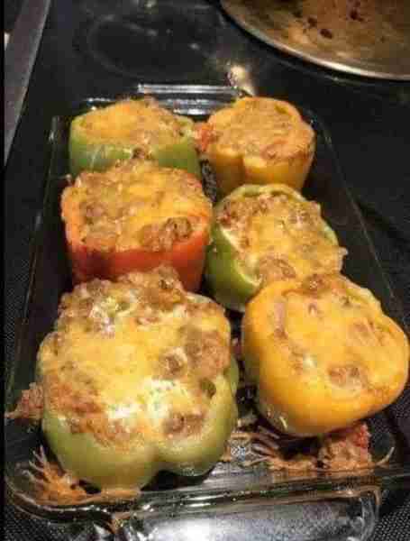 DOES ANYONE HERE ACTUALLY EAT ”STUFFED BELL PEPPERS 😋😍 Ingredients: 6 medium green peppers 1 lb gr...