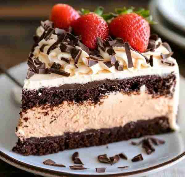 Brownie Ice Cream Cake 🍫🍦 Ingredients: - 1 batch of brownies (homemade or box mix) - 2 pints of ic...
