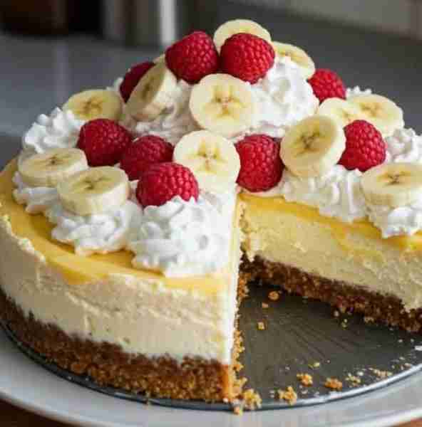 😋💕No-Bake Banana Split Cheesecake Delight😋💕 Ingredients: For the crust: 2 cups crushed graham...