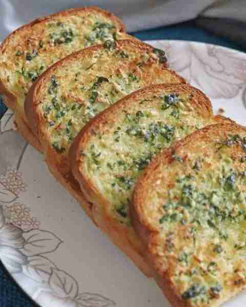 I’m a quite big fan of garlic bread, I know most of you are a fan like me. Air fryer garlic bread is...