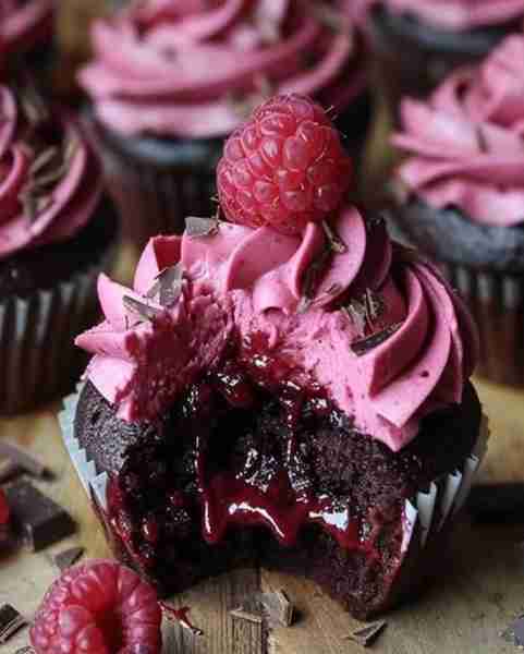 Raspberry Chocolate Lava Cupcakes 🧁🎉 Ingredients: 1 cup all-purpose flour 1/2 cup unsweetened coco...