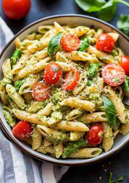 🌿🍝🥕 Creamy Pesto Pasta with Spring Vegetables 🌿🍝🥕 A vibrant and flavorful pasta dish showcasin...