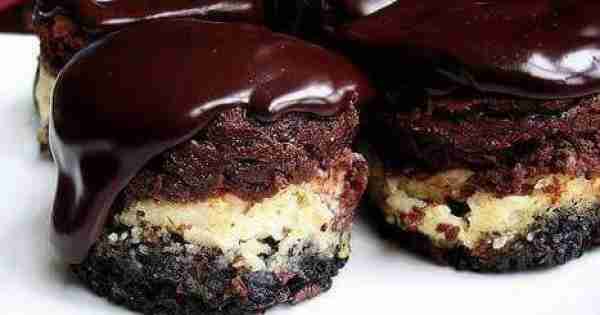 BAILEY’S IRISH CREAM MINI-CHEESECAKES .. Ingredients: For the crust: 16 whole Oreo, finely ground in...