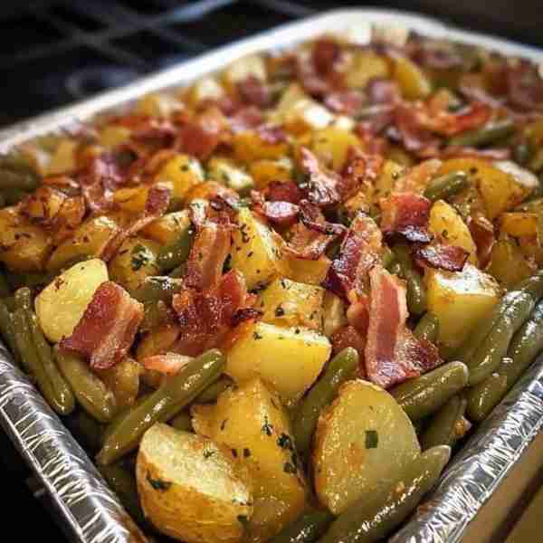 Country Ranch Green Beans 'n Potatoes with Bacon 🥔🥓🍽️ Ingredients: 1 pound fresh green beans, trim...