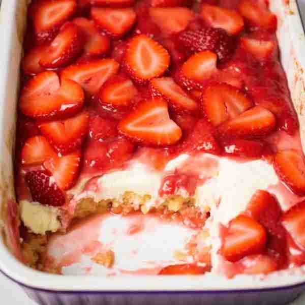 Strawberry Delight Dessert: 😘A luscious treat layered with smooth, creamy filling, fresh strawberri...