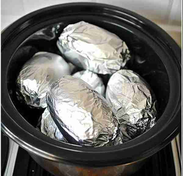 Wrap potatoes in tin foil and put in crock pot. Enjoy this lip-smacking result. Full recipe 👇 💬