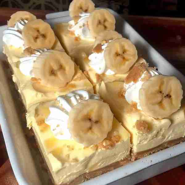 Banana Pudding Cheesecake Bars 😋😍 INGREDIENTS FOR CRUST 1 1/2 c. crushed Nilla Wafers 5 tbsp. butt...