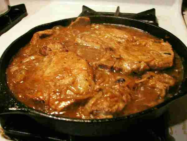 SMOTHERED PORK CHOPS Ingredients: 1 cup flour 2 Tbsp onion powder 2 Tbsp garlic powder 1 tsp red pep...