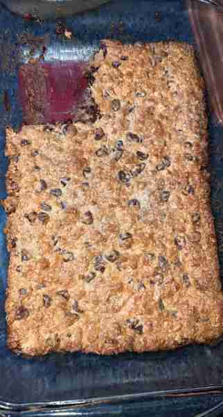 Saw this on tiktok and they’re so good and easy! 2 sleeves of graham crackers crushed up 1 pkg choco...