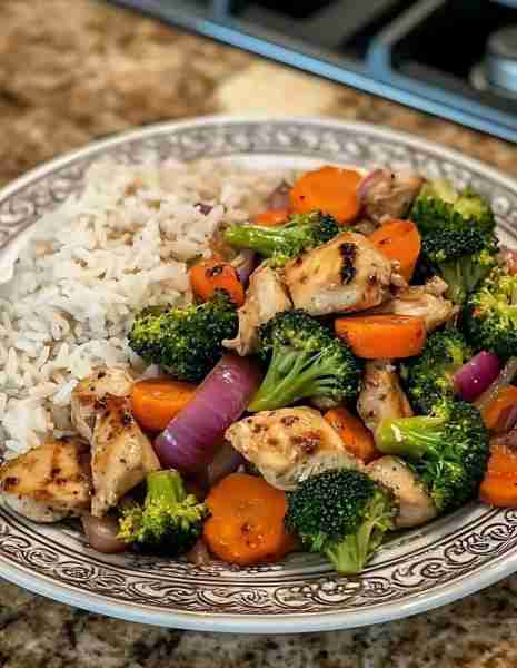 Healthy Chicken & Veggie Stir-Fry with Rice 🍚 A quick and nutritious meal packed with flavor and co...