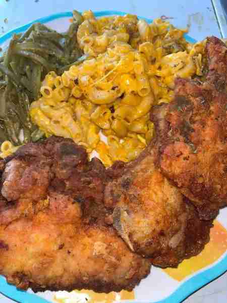 Porkchop Mac & cheese and strignbeans 😋😋😋