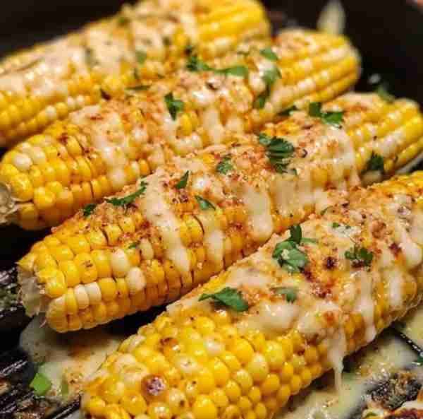 Cheesy Grilled Corn on the Cob 🌽🧀 This is the easiest and most addictive way to enjoy corn—perfect...