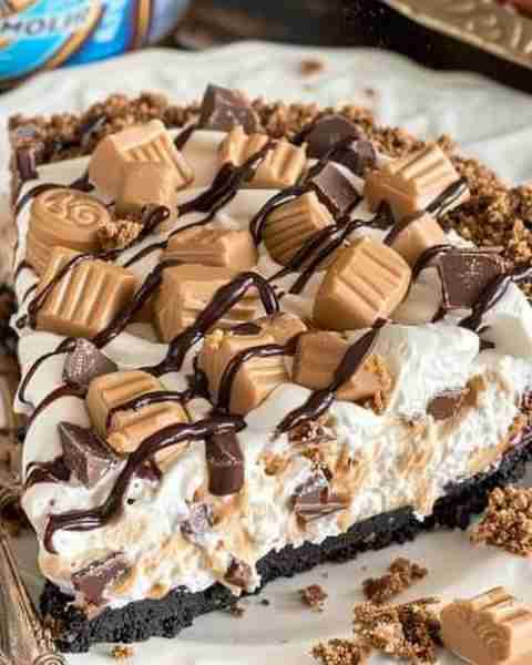 REESE'S Peanut Butter Pie – NO BAKE! 🍫🥧 Ingredients For the Filling: 1 (8-oz) block cream cheese,...