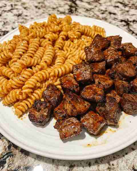 STEAK BITES & CREAMY PARMESAN FUSILLI IN CAJUN SAUCE Ingredients: For the Steak Bites: 1.5 lbs sirlo...