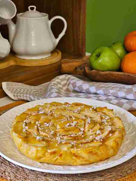 APPLE CUSTARD CAKE 🍏🥮☕ This Apple Custard Cake is a delicious variation of the classic apple pie,...
