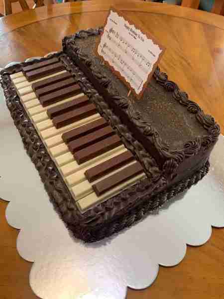 PIANO CAKE MADE WITH KIT KAT BARS 🍫🎹