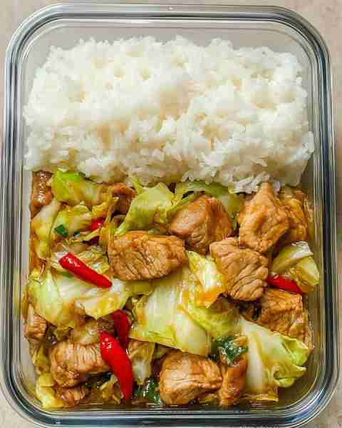 Sweet & Spicy Pork Stir-Fry with Cabbage & Rice 🍛🌶️ Prep Time: 10 minutes Cook Time: 15 minutes Ser...