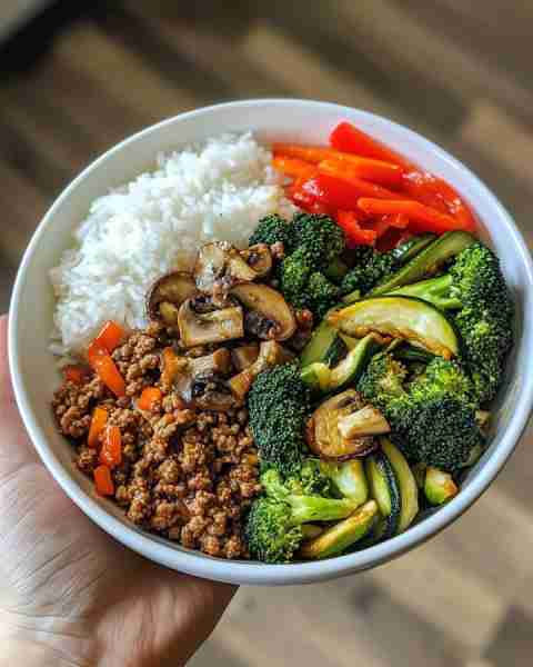 🔥 Sizzling Ground Beef & Veggie Rice Bowl 🥦🍄🍚 Prep Time: 15 minutes Cook Time: 20 minutes Servin...