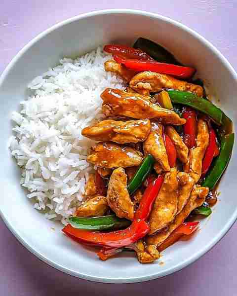 🌶️ Sizzling Chicken Pepper Stir-Fry with Rice 🥢🍚🔥 Prep Time: 15 minutes Cook Time: 10 minutes Ser...