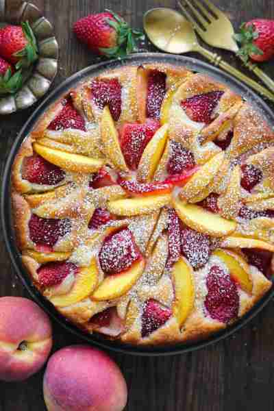 Strawberry Peach Cake.🍓🍑 Made with Greek yogurt, resulting in a light and fluffy texture. 🍓🍑 Wit...