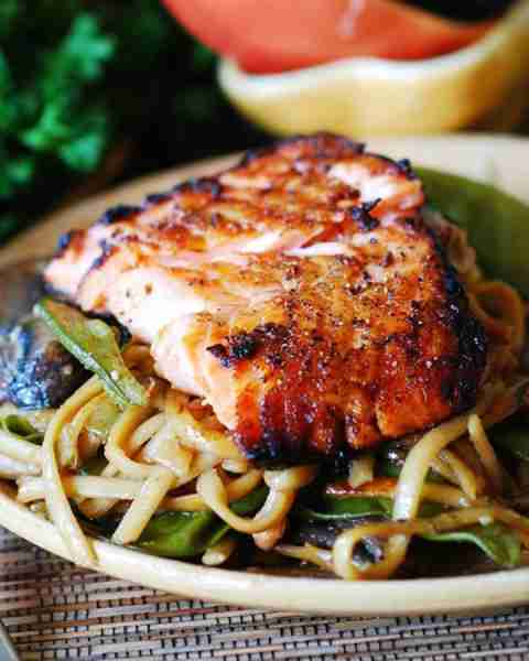 Asian Salmon and Noodles with Mushrooms and Snow (Snap) Peas.🫛 🍄‍🟫
