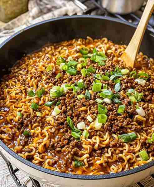 ONE POT GROUND MONGOLIAN BEEF RAMEN NOODLES 🥩🍜 Savory ground beef with a sweet and tangy Mongolian...