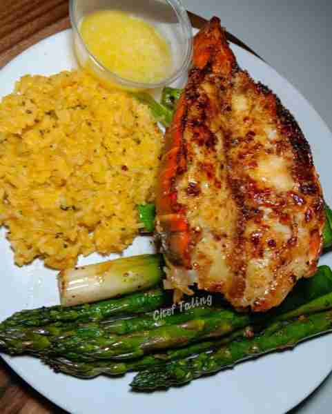 Grilled up some Buttered Lobster Cheddar Rice & Asparagus for my dad & I ♥️♥️